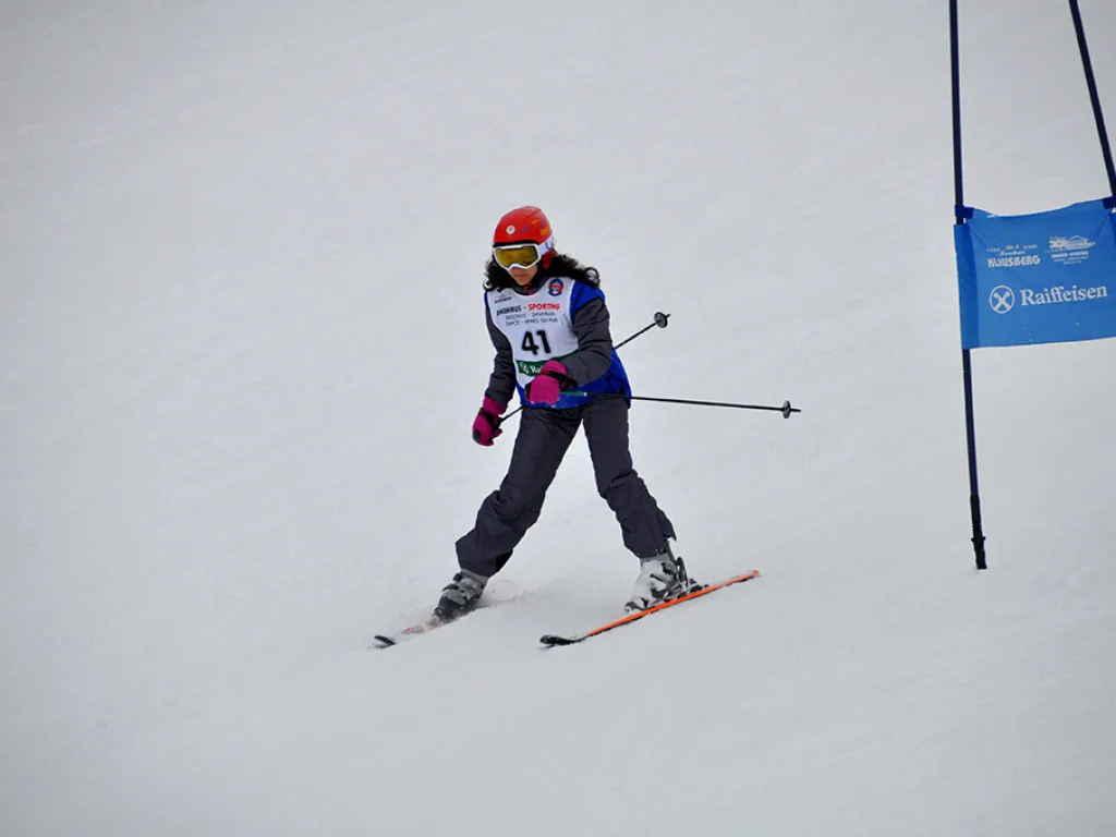 Skifahrerin mit Startnummer 41 und roter Mütze.